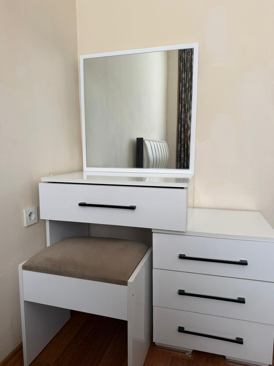 Güzgülü, Oturacaqlı Şkaf